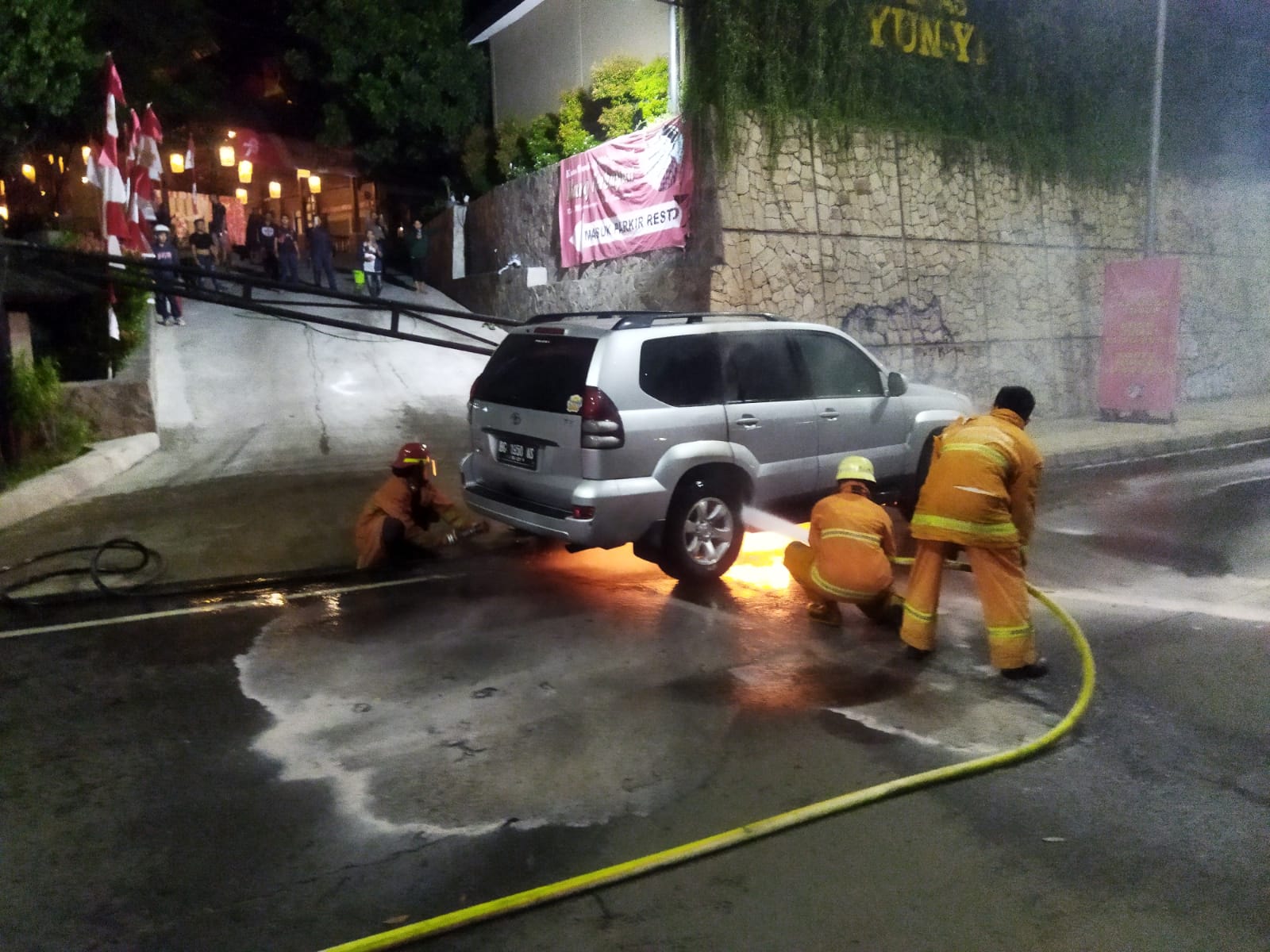 MOBIL MEWAH BERPLAT SUMATERA TERBAKAR  DI PINTU KELUAR TOL SALABENDA