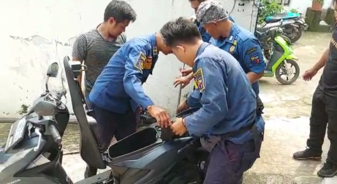 WARGA VILA MUTIARA MEKARWANGI DIKAGETKAN ULAR MASUK KE DALAM BODY MOTOR