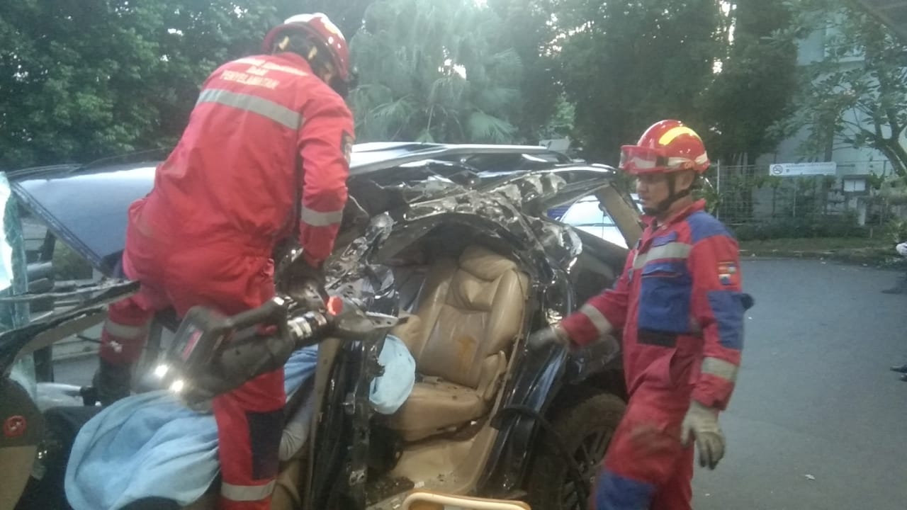 Dramatis tim rescue damkar kota Bogor evakuasi korban Fortuner 