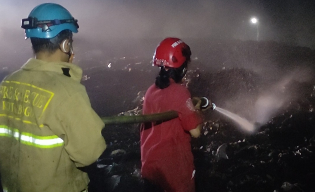 TIM PERBANTUAN PEMADAMAN DAMKAR KOTA BOGOR MASIH BERJIBAKU TPA SARIMUKTI