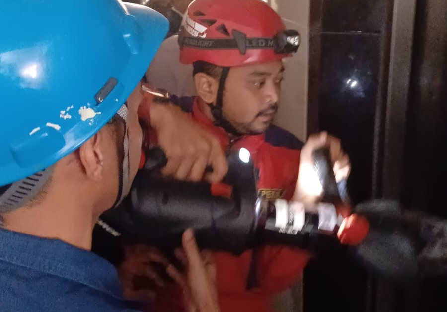 TIM RESCUE DAMKAR KOTA BOGOR  BERHASIL EVAKUASI IBU DAN BALITA YANG TERJEBAK DALAM LIFT